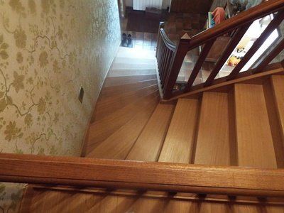 marches en chène massif vitrifiées sur un escalier existant