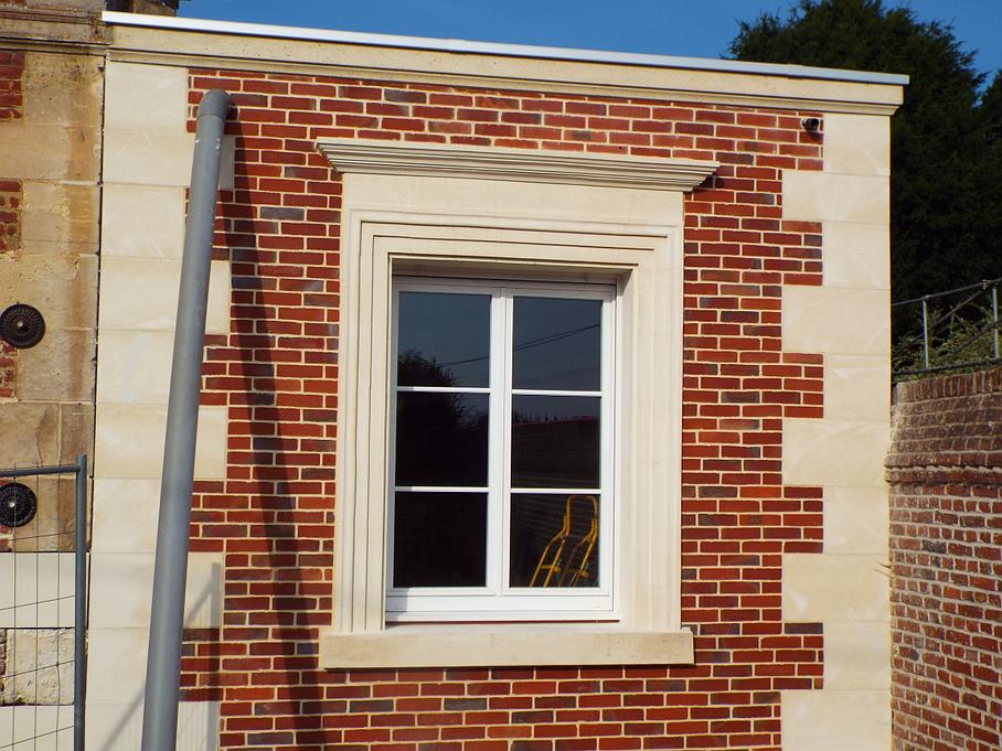 Entourage fenêtre et chaine d'angle en pierre et plaquage brique Chimot