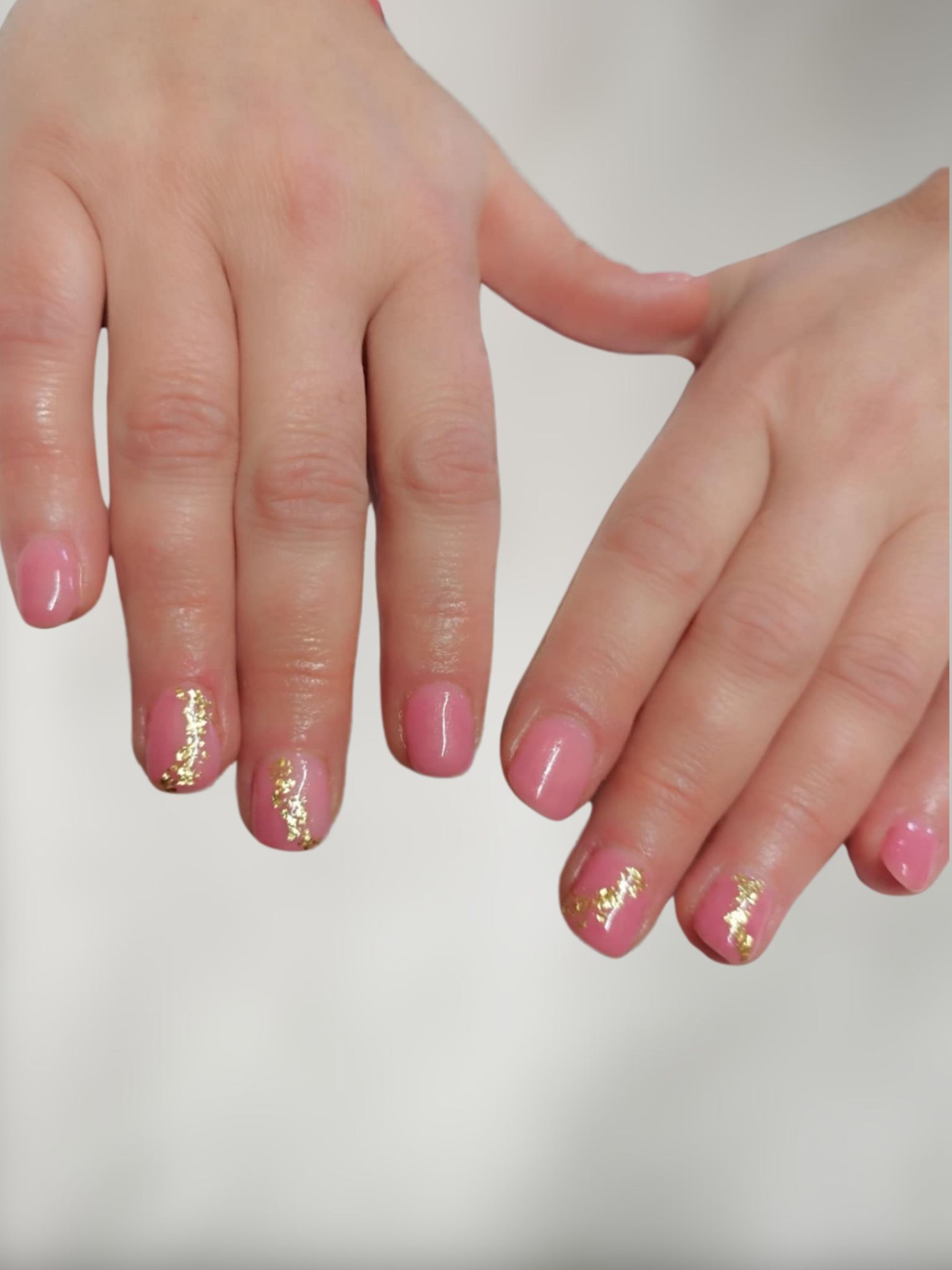 Chablon en toute simplicité sur ongles rongés avec finition en feuille d'or