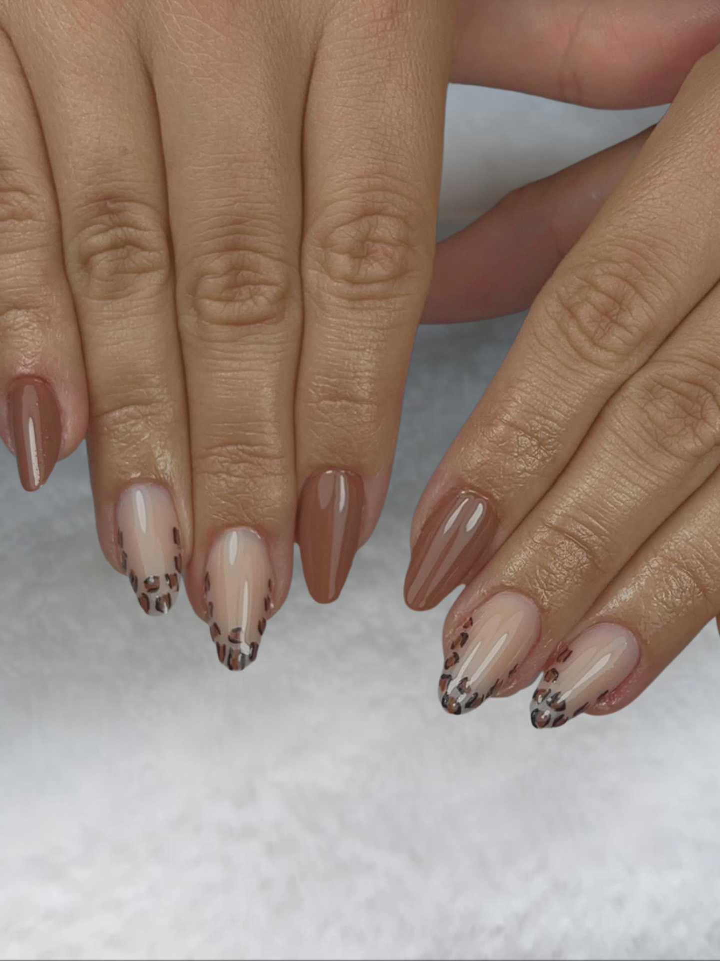 Capsule Américaine avec gel naturel et une jolie french léopard.