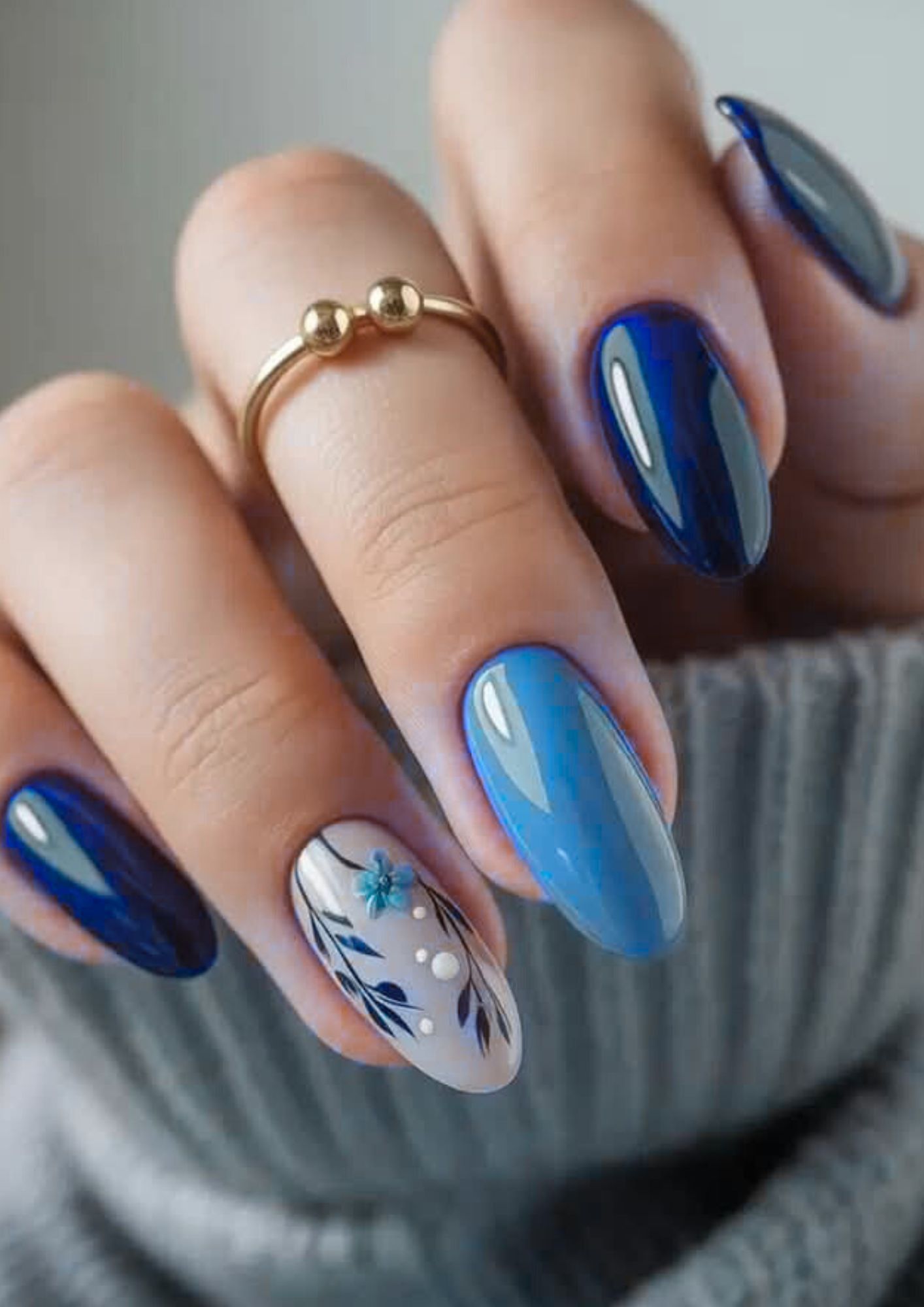Main avec nail art bleu