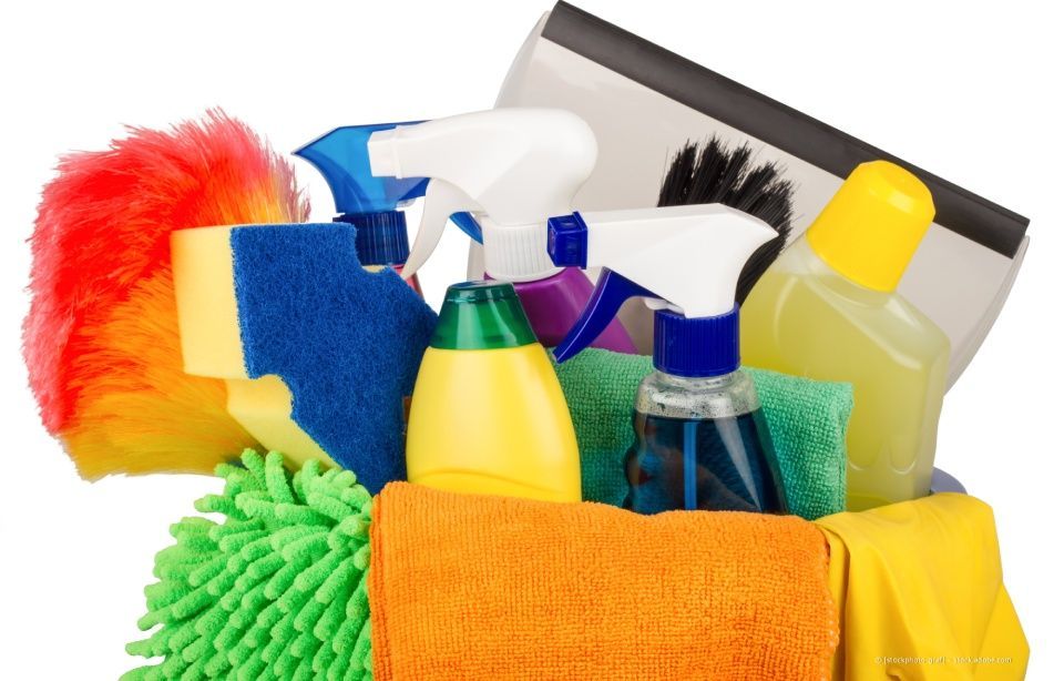 Reinigungsmittel: Sprühflaschen, Schwämme, Bürsten, Tücher und Staubtücher in verschiedenen Farben.