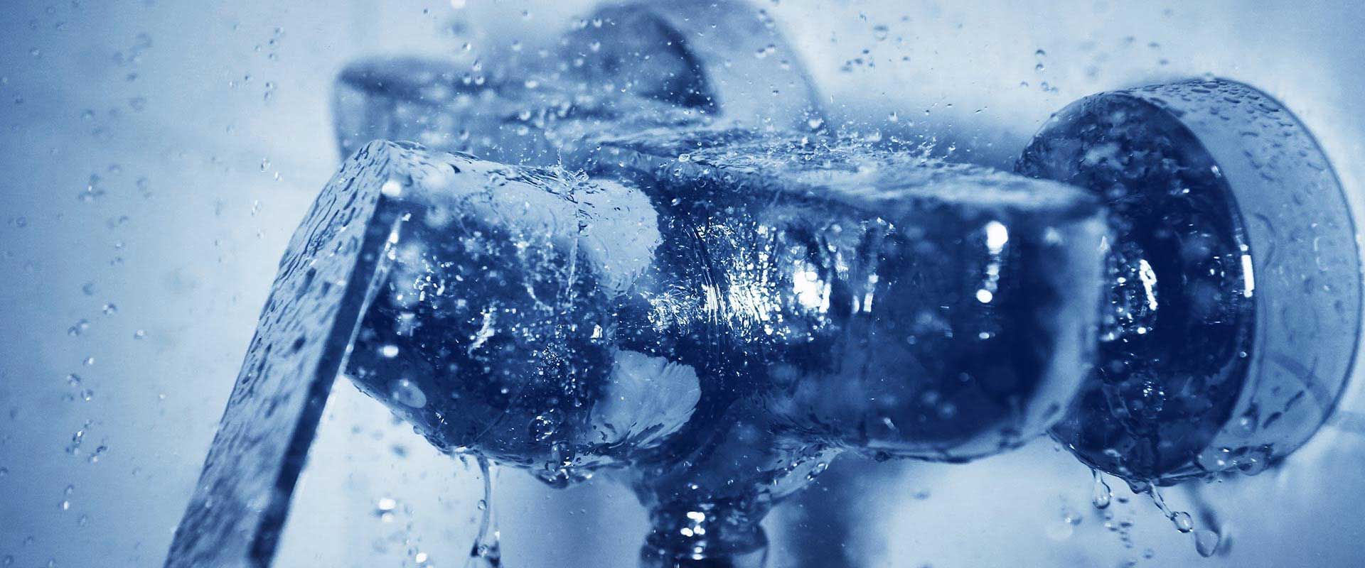 Wasser fließt aus einem Chromhahn, Nahaufnahme, Blautöne.