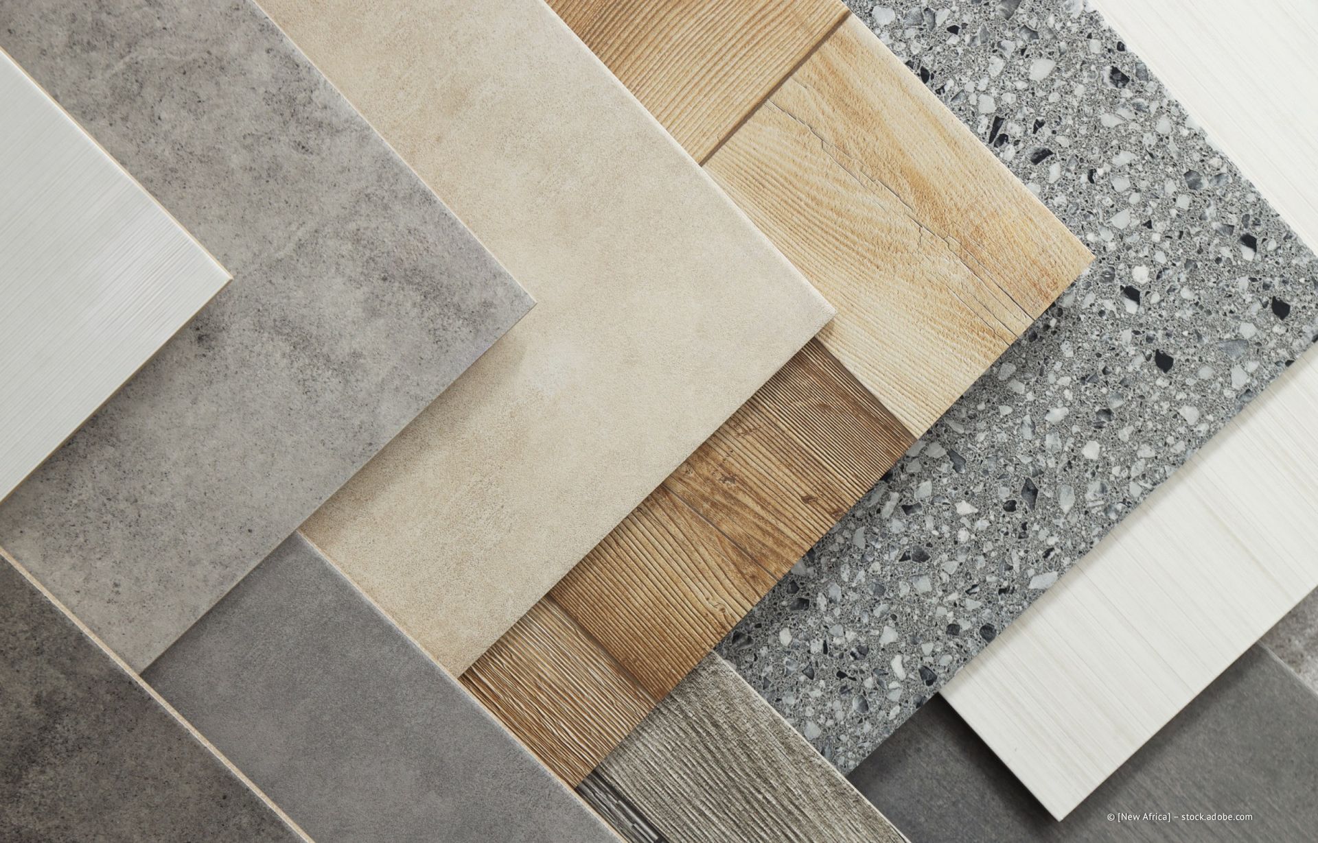 Verschiedene Keramikfliesenmuster in Grau-, Beige- und Holzmaserungstönen, diagonal angeordnet.