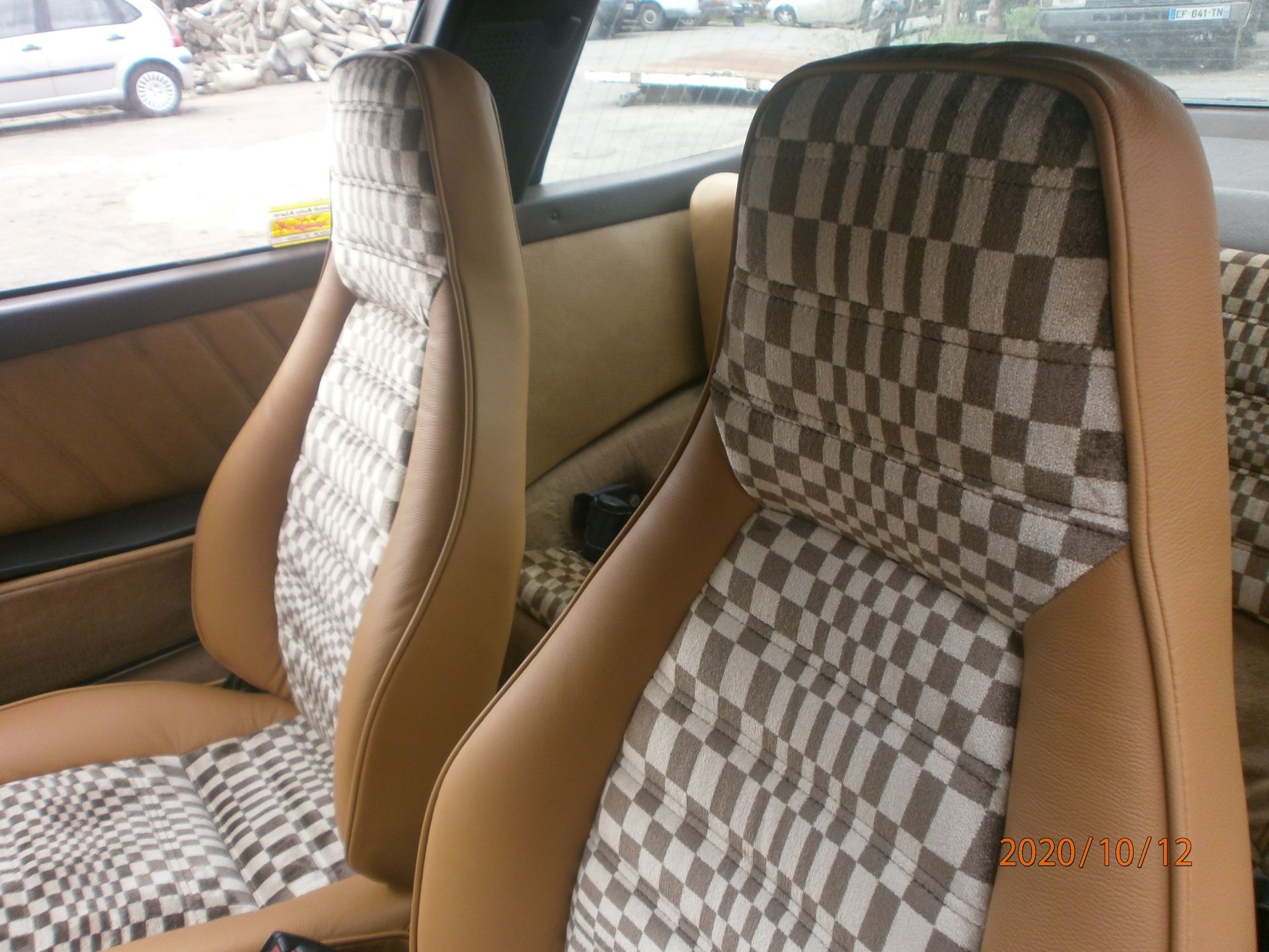 Intérieur de voiture ancienne rouge