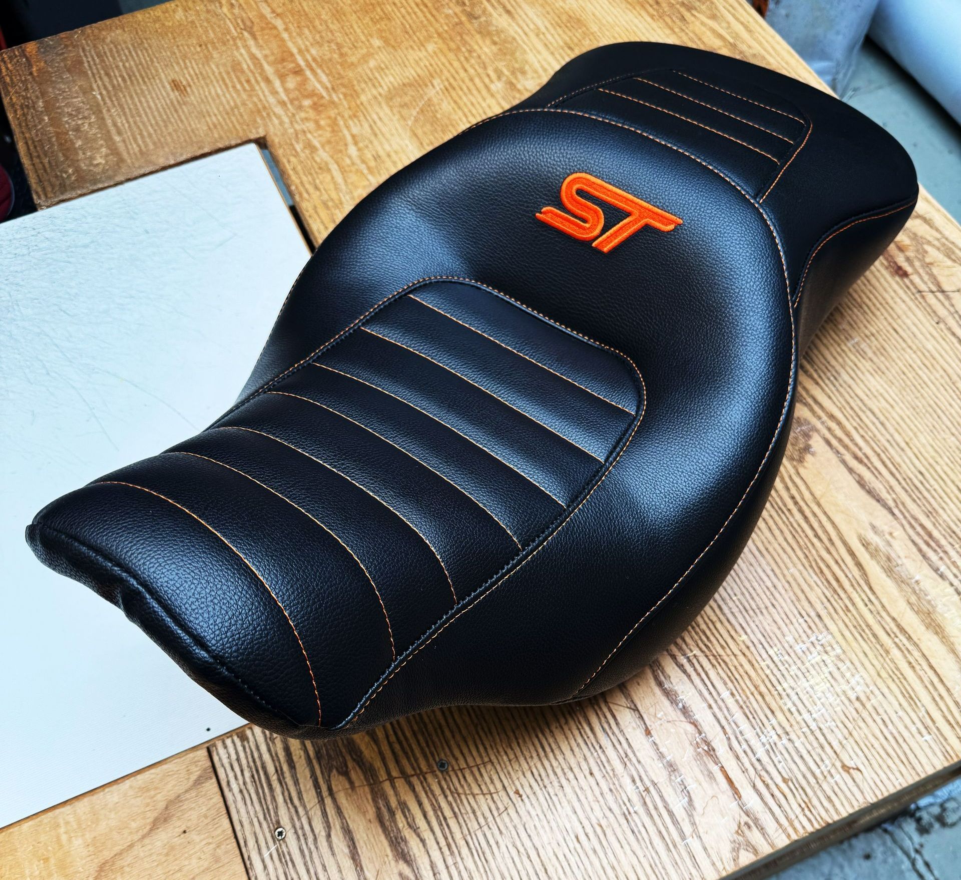 Selle de moto avec broderie