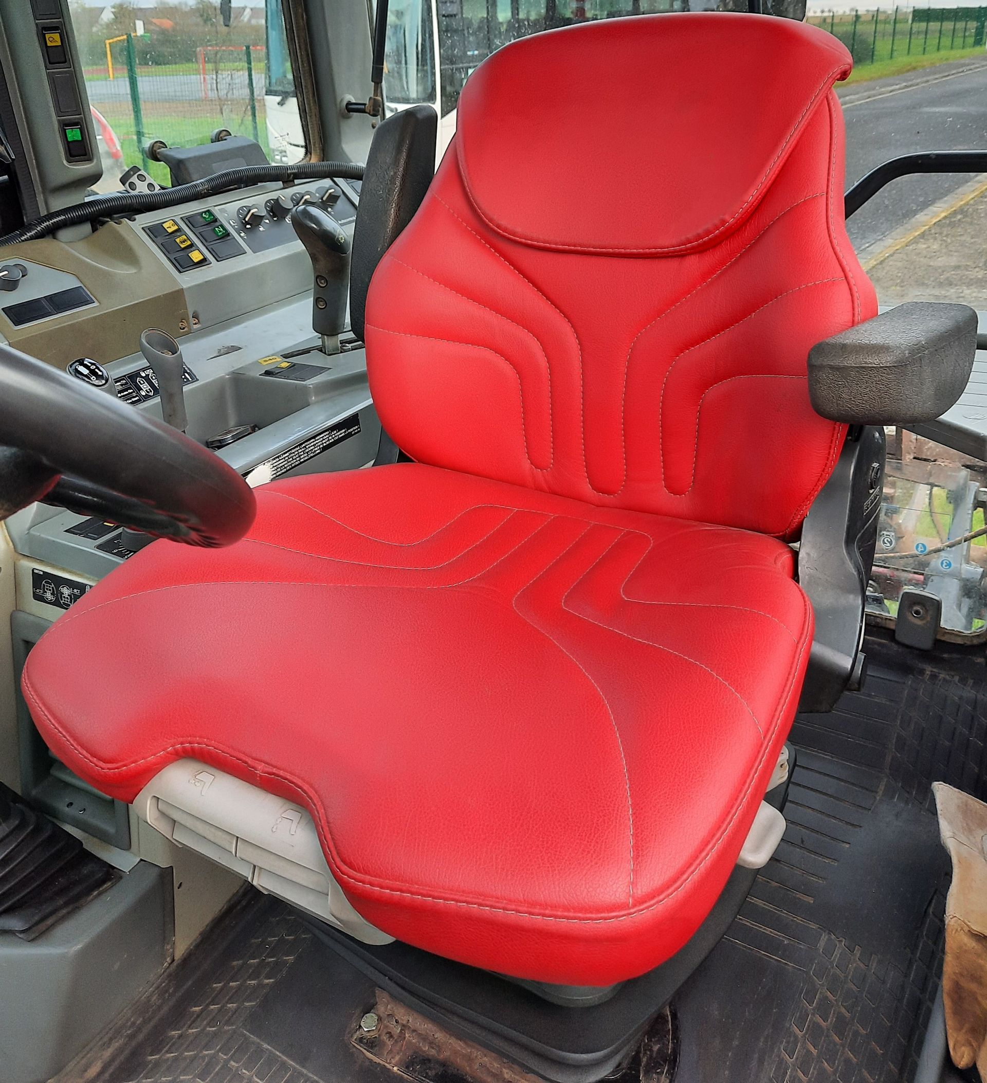 Sièges de tracteur avec un revêtement rouge