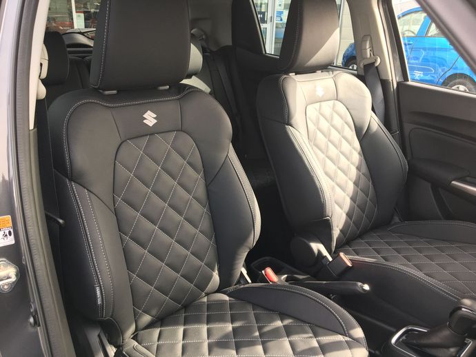 Deux sièges de voiture de revêtement noir