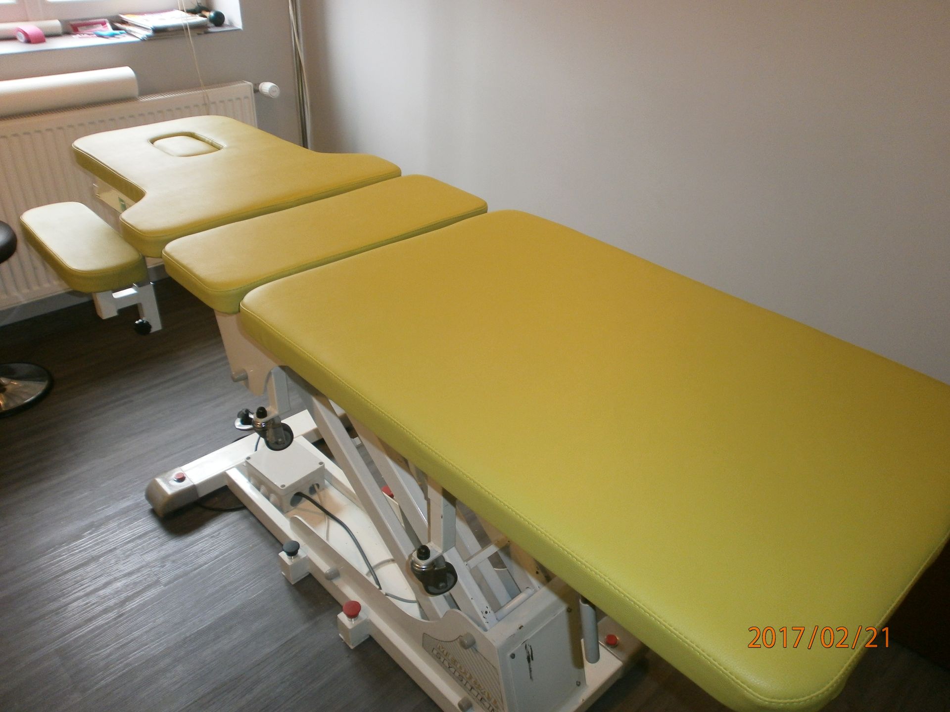 Deux sièges de voiture de revêtement blanc