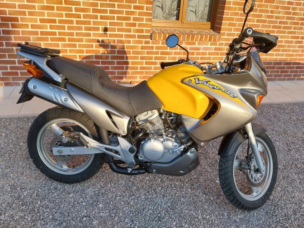 Moto jaune et noir
