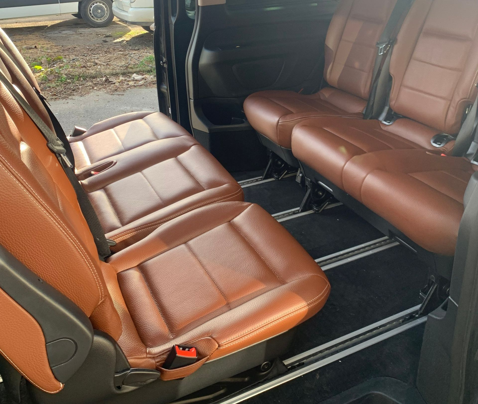 Six places de voiture en cuir marron