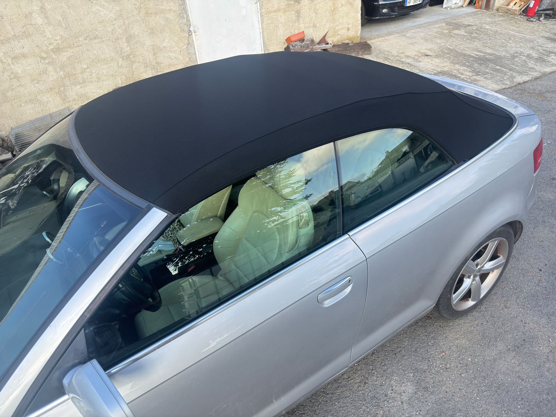 Une voiture ancienne avec une capote