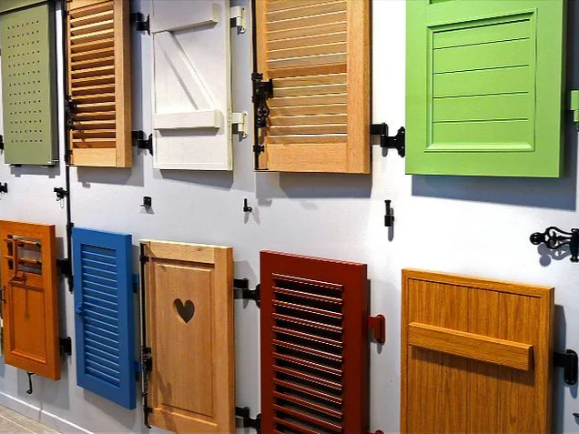 Exposition de plusieurs modèles de volets battants en bois et PVC