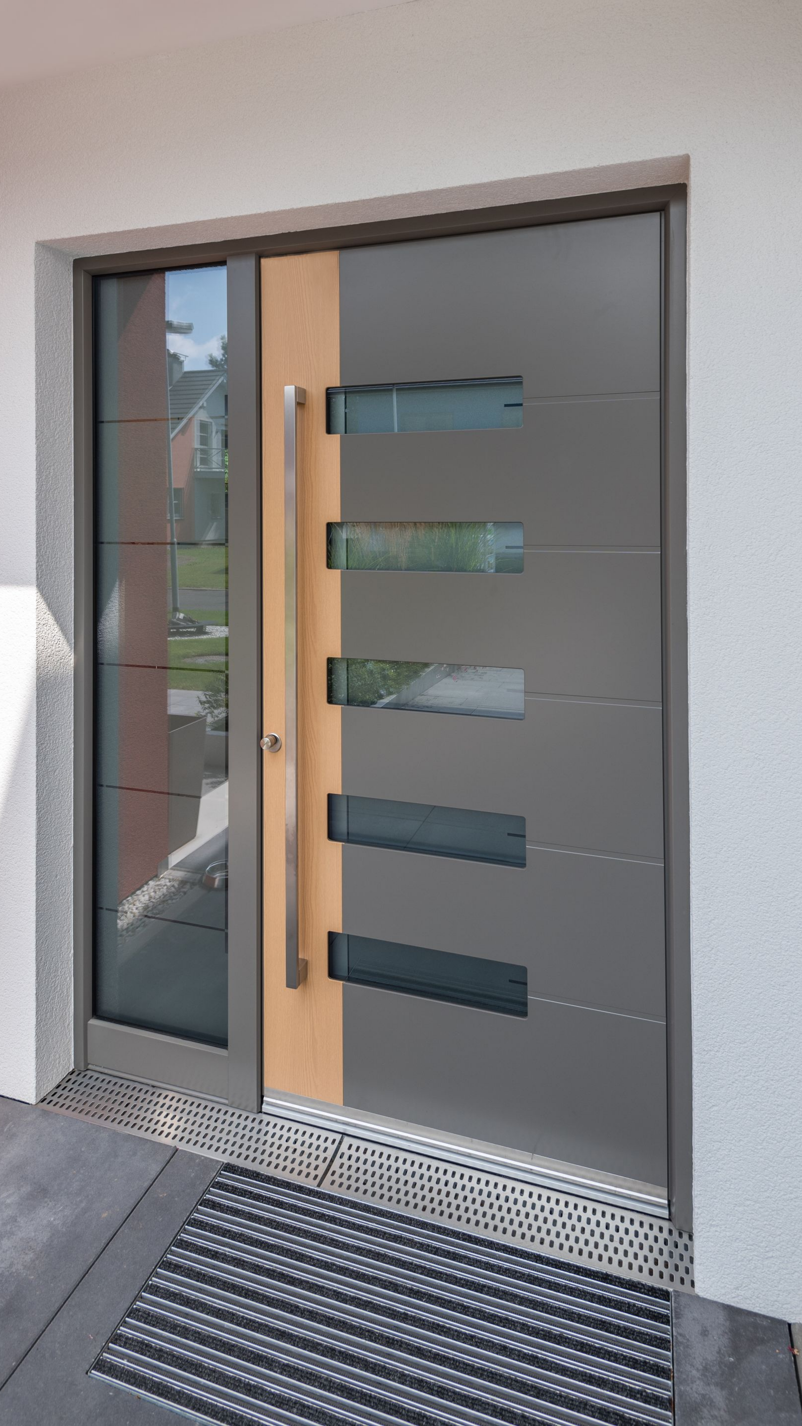 Porte d'entrée semi-vitrée en aluminium