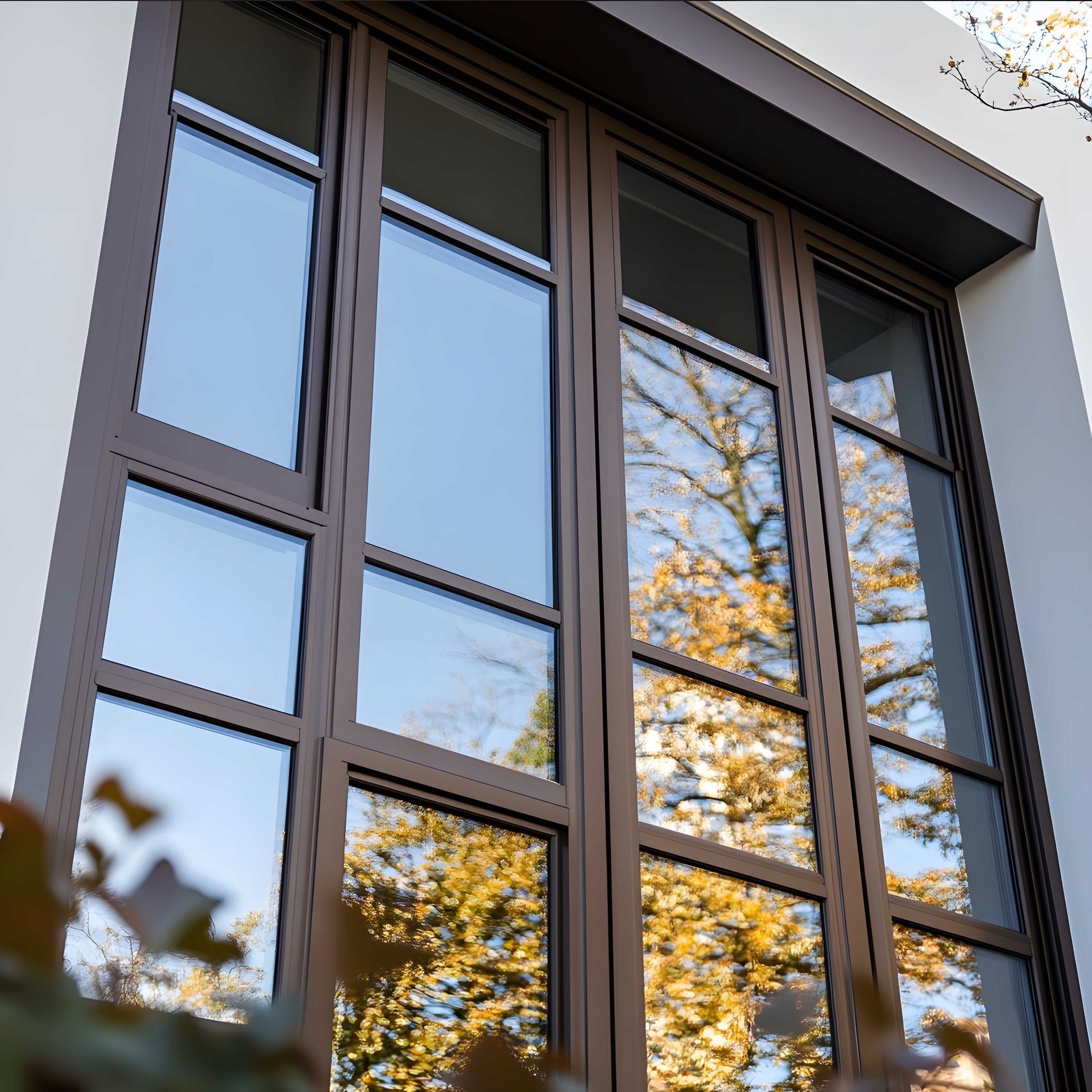 Grande fenêtre avec de multiples vantaux en aluminium couleur marron