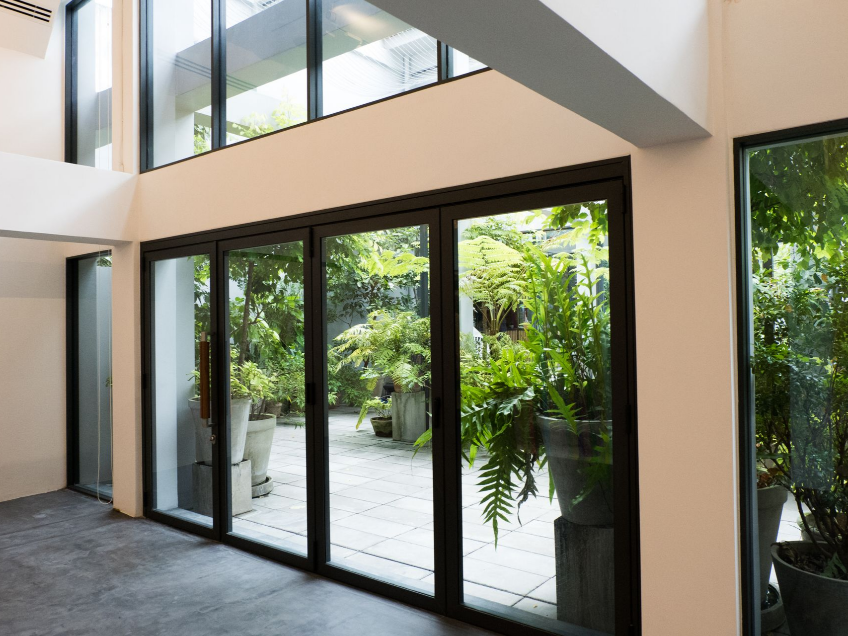 Grande baie vitrée avec porte-fenêtre coulissante noire en aluminium