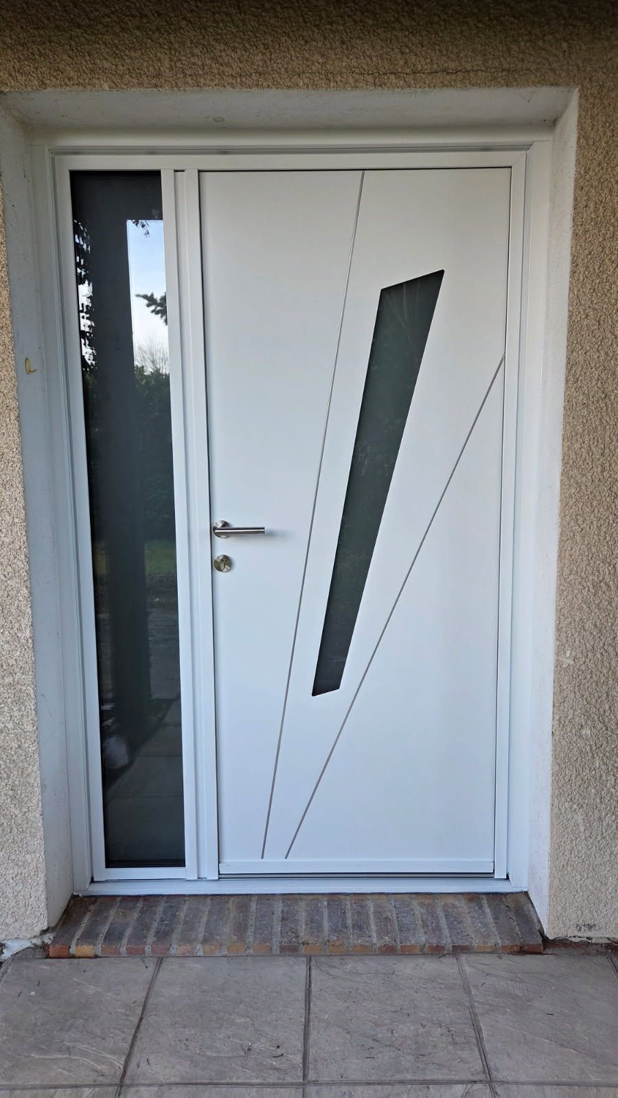 Présentation de plusieurs modèles d'exposition de portes en PVC et aluminium