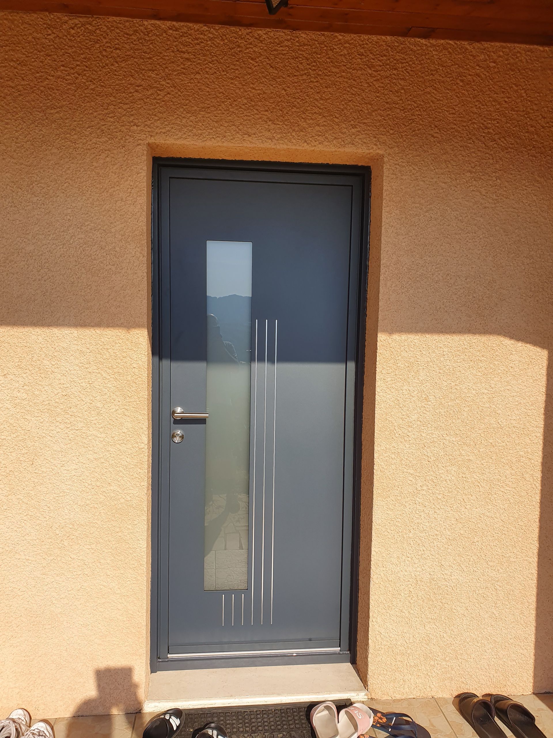 Installation d'une porte d'entrée en aluminium vue de l'extérieur