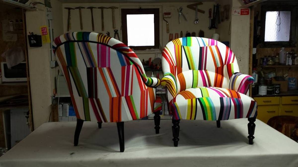 Deux fauteils colorés