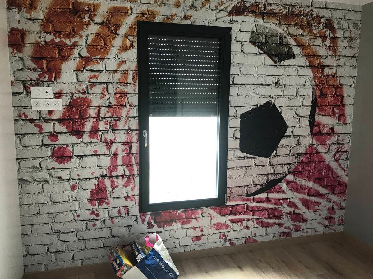 Volet roulant et mur décoré