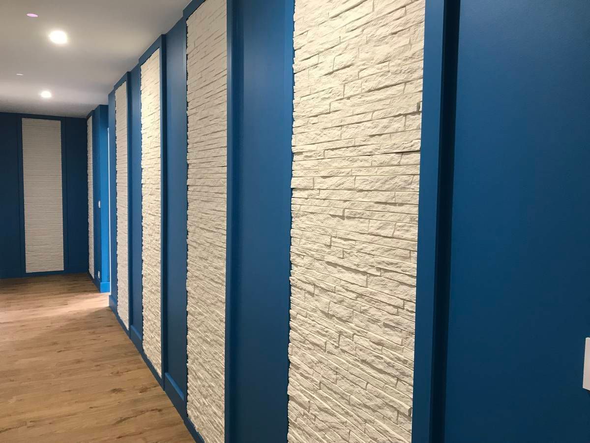 Portes peintes en bleu