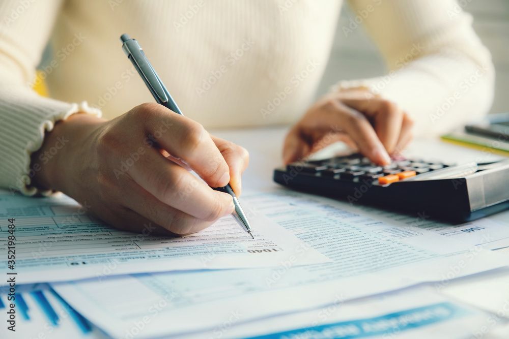 Person geht Finanzen durch
