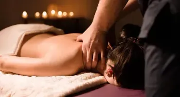 Una mujer está recibiendo un masaje en un spa.