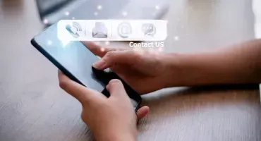 Una persona está usando una tableta para comunicarse con nosotros.