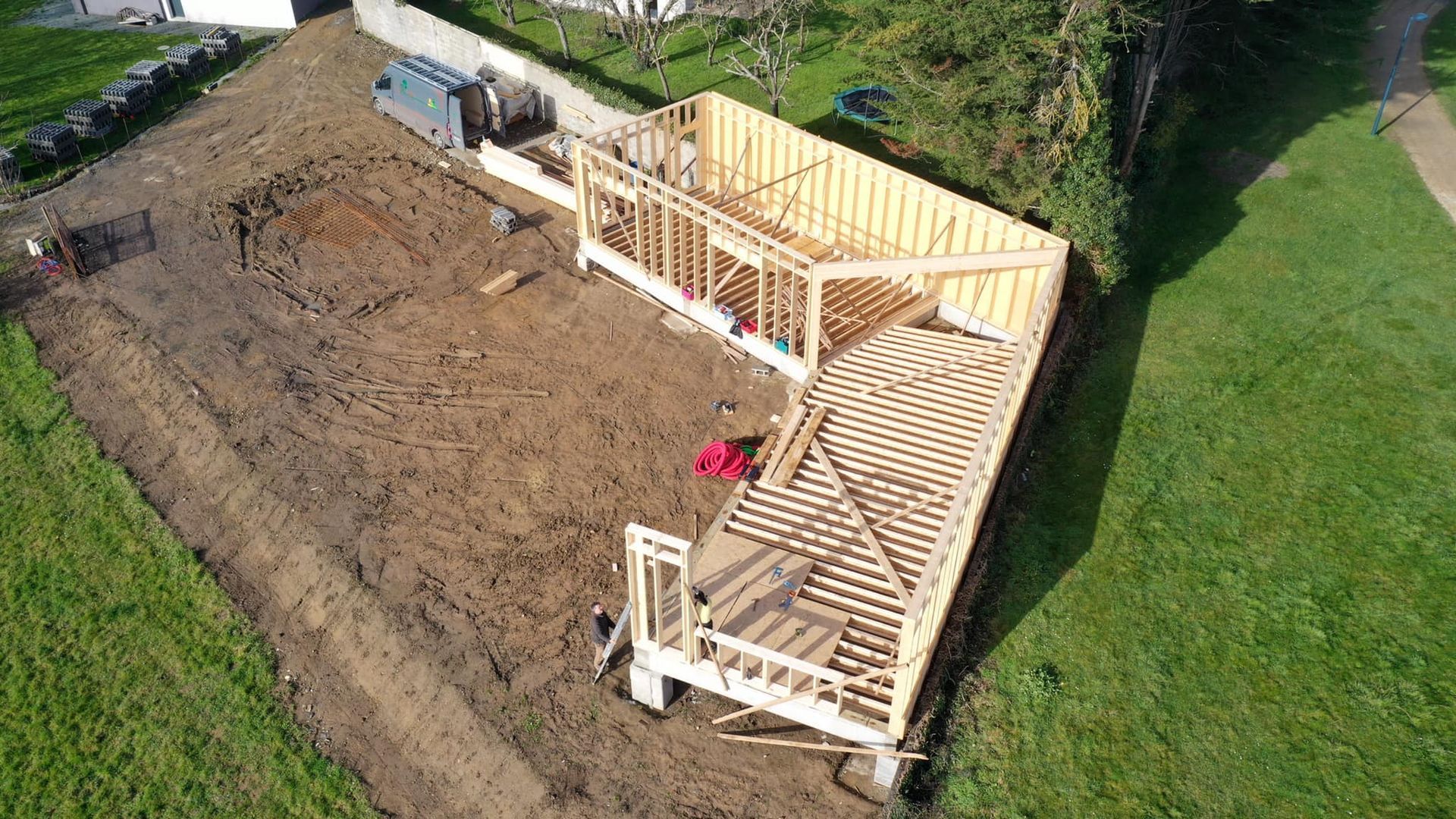 Une maison en bois en cours de construction