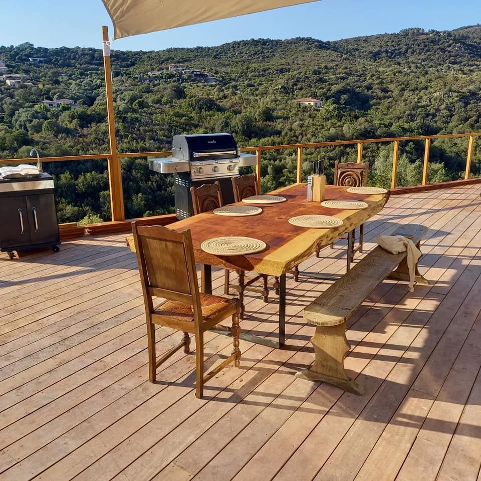 Une terrasse avec une table