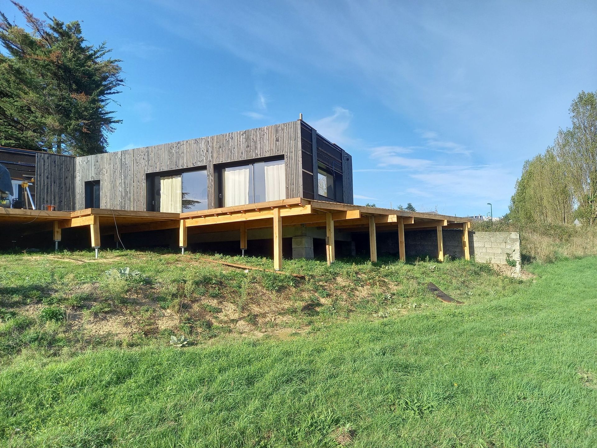 Une maison en bois sur pilotis