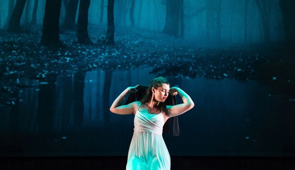 Academia de Danza Balancé mujer en escenario