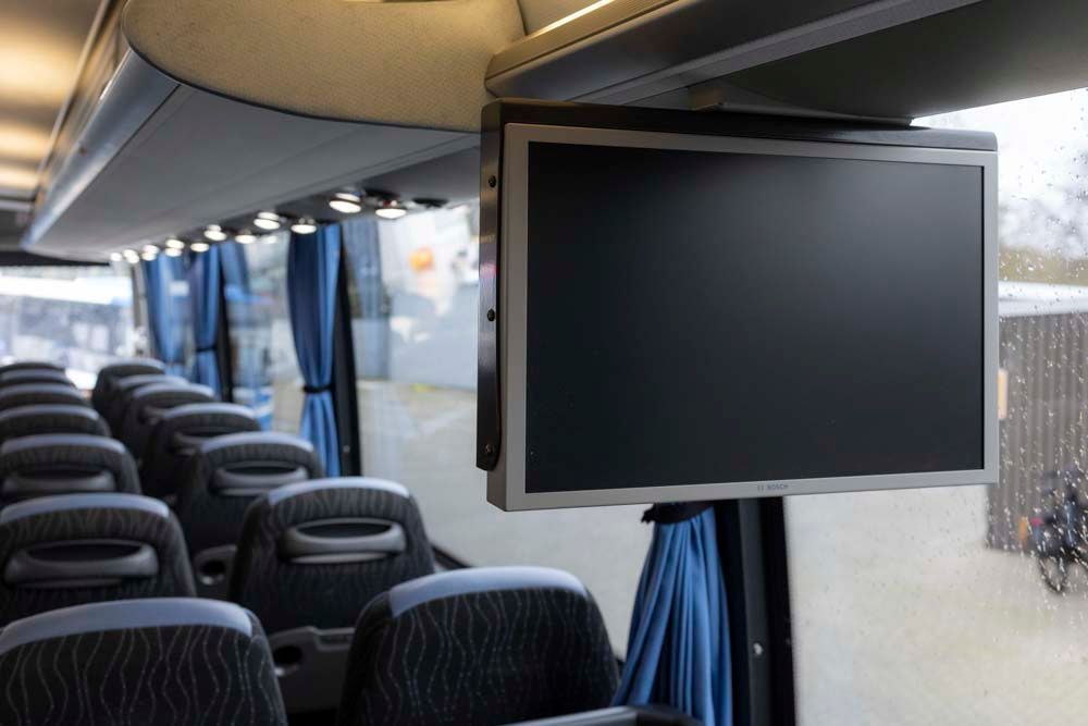 Ein Fernseher ist an der Decke eines Busses montiert.