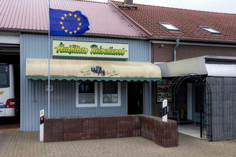 Ein Bus steht vor einem Gebäude mit Vordach