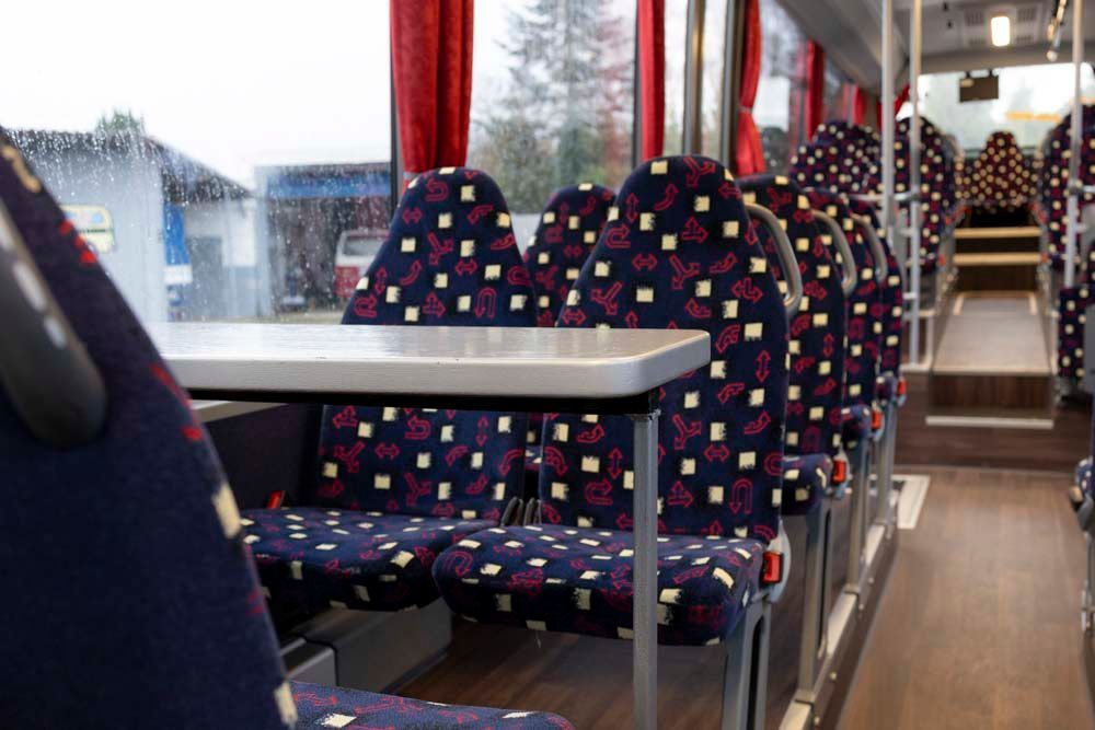 In der Mitte des Busses steht ein Tisch.