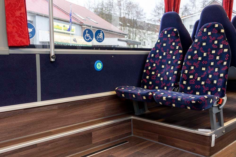 Ein Bus mit einem Behindertenschild an der Seite