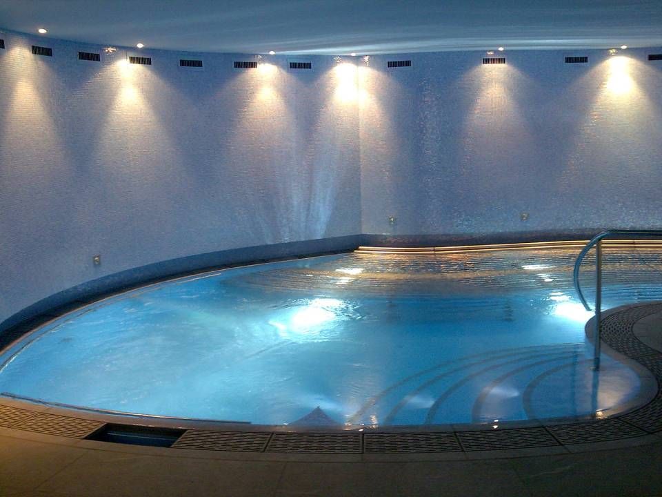 C'è una grande piscina al centro della stanza.