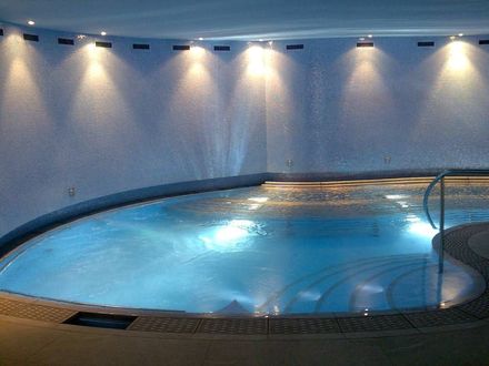C'è una grande piscina al centro della stanza.