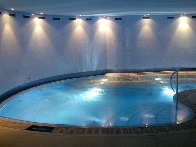 C'è una grande piscina al centro della stanza.