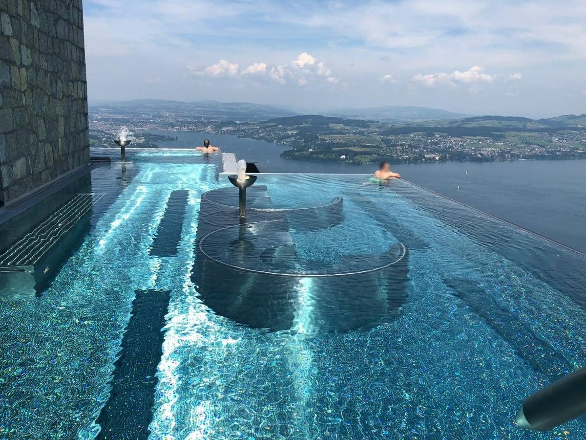 Una piscina con vista sul lago e sulle montagne.
