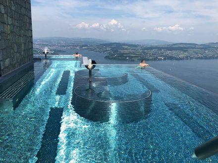 Una piscina con vista sul lago e sulle montagne.