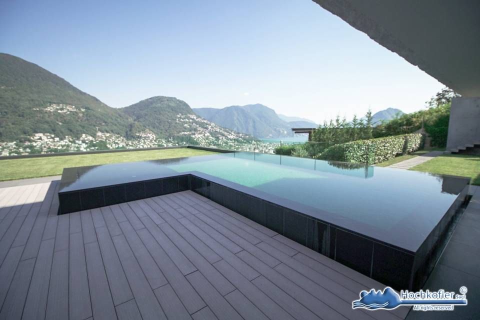 Ein grosser Pool mit den Bergen im Hintergrund