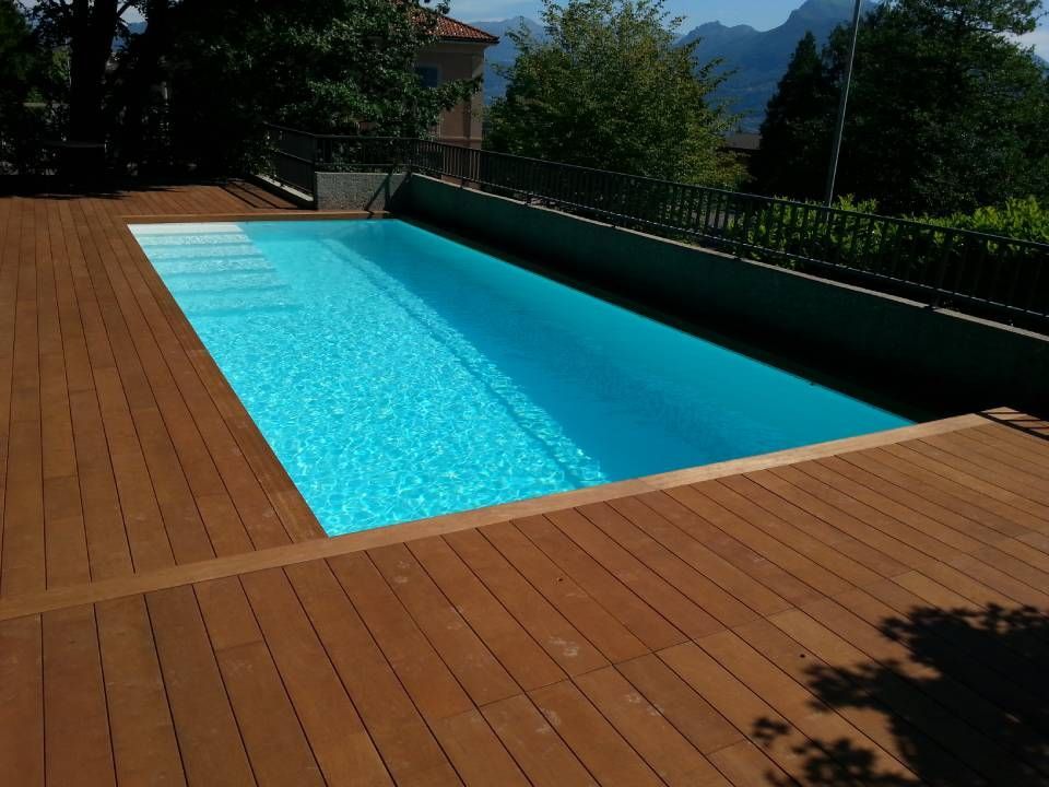 Ein grosser Pool ist von einer Holzbrücke umgeben