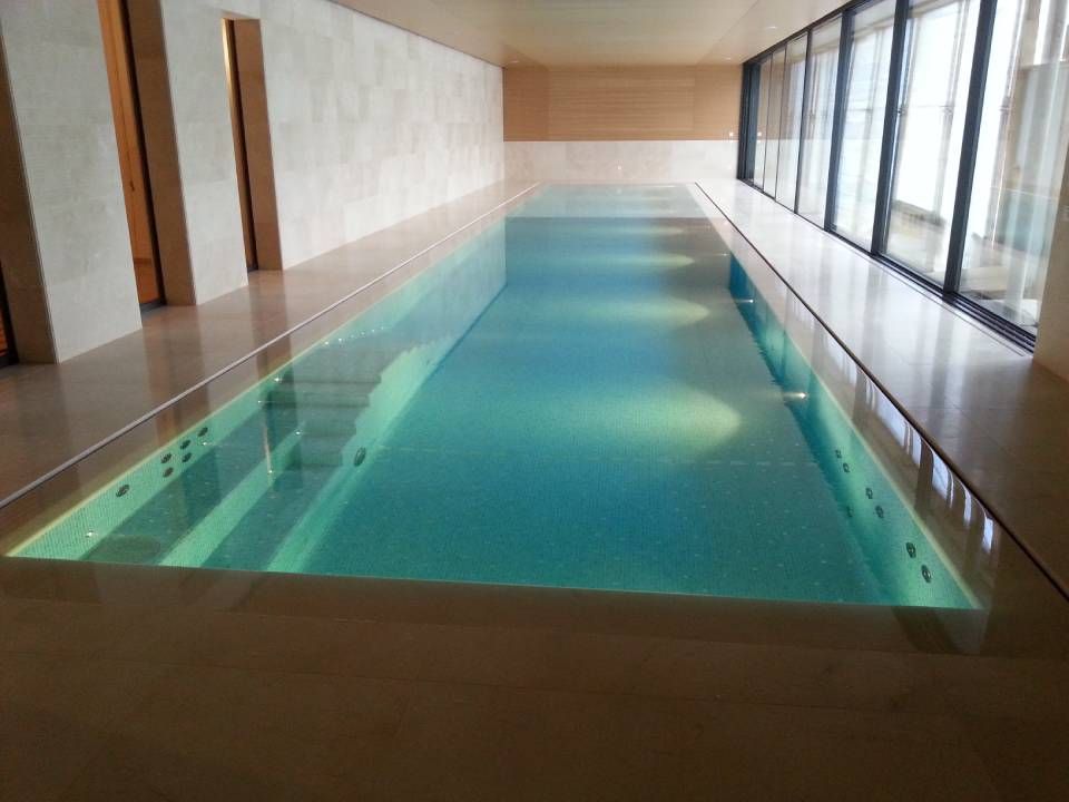 Ein grosses Hallenbad mit vielen Fenstern