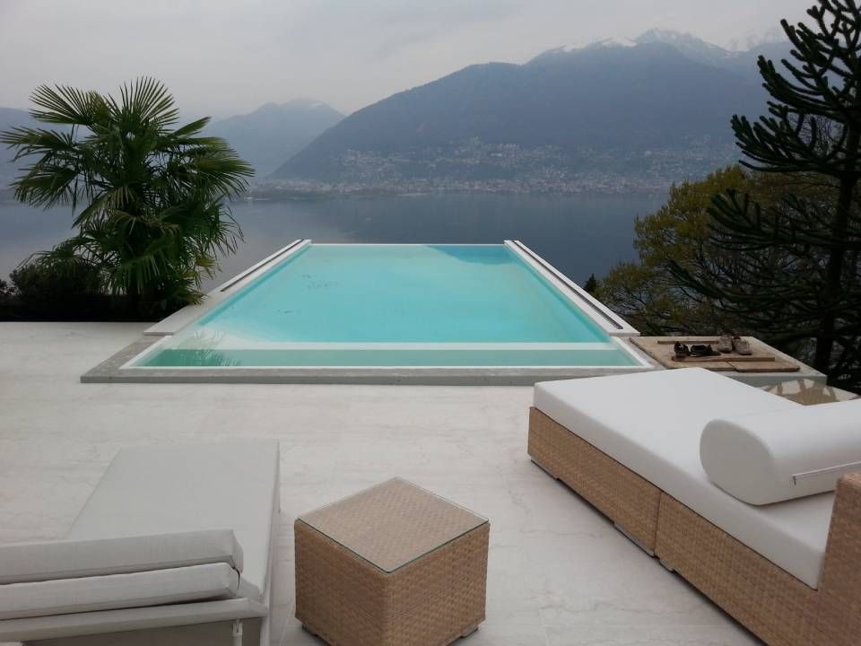 Ein Pool mit Blick auf den See und die Berge