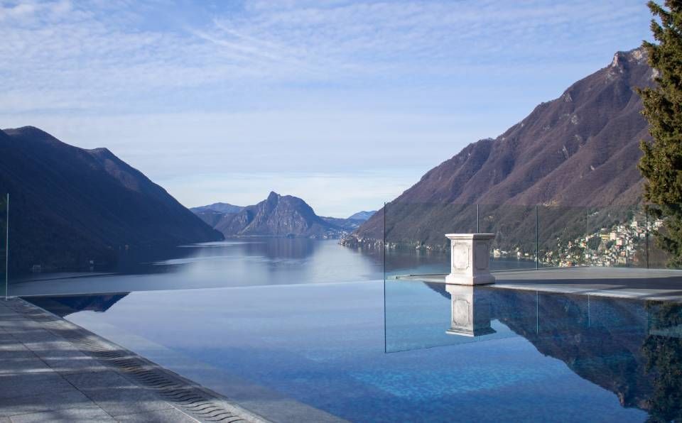 Ein Pool mit Blick auf den See und die Berge im Hintergrund