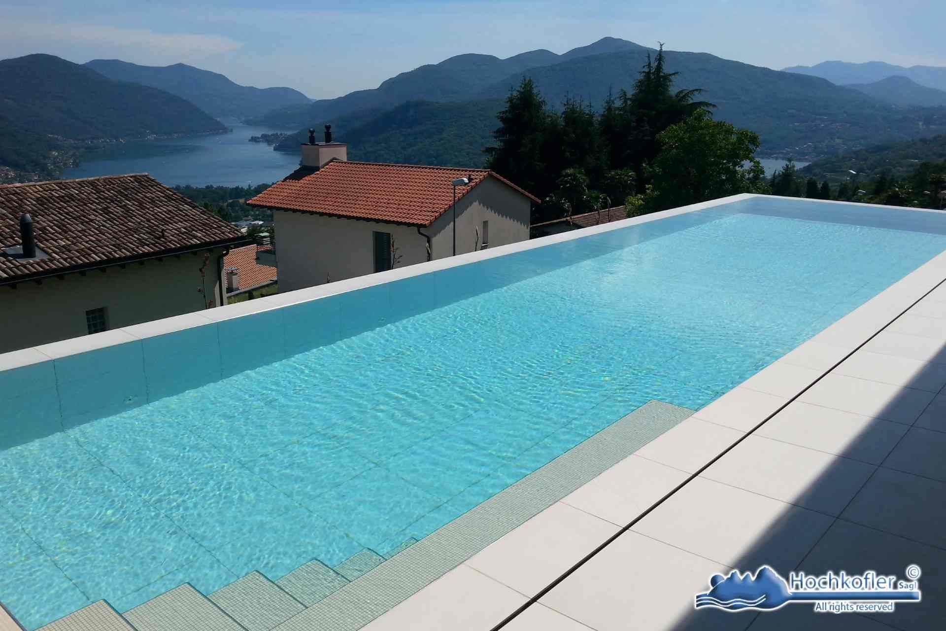 Una piscina con vista sul lago e sulle montagne