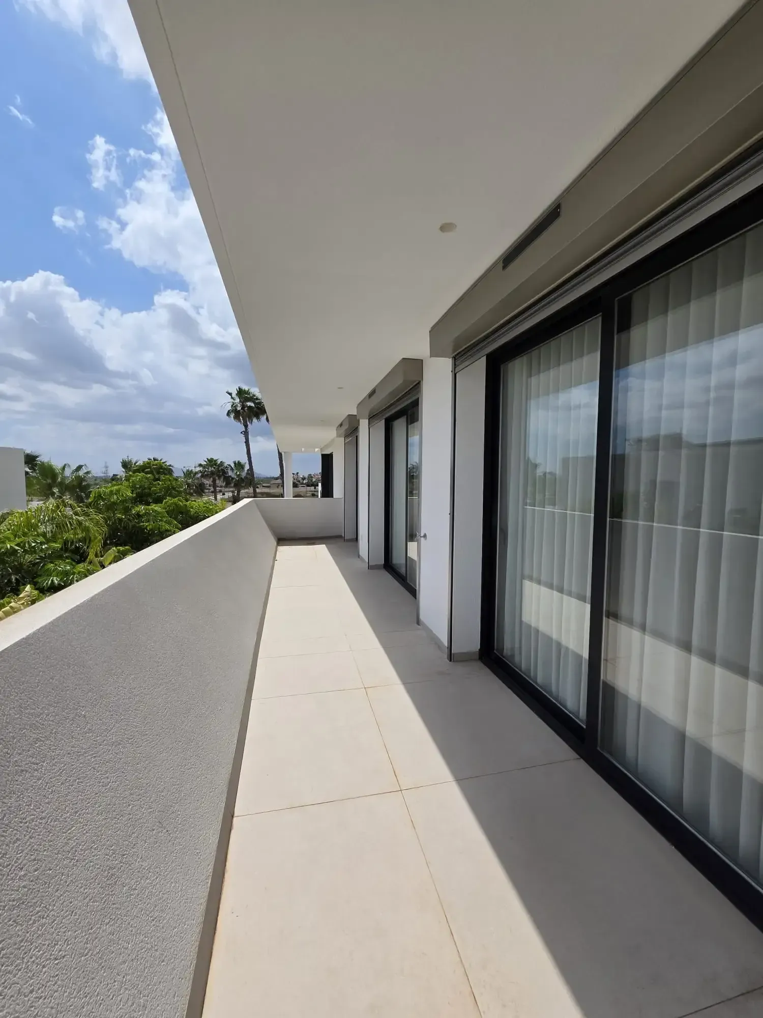 Balcón de apartamento moderno con puertas corredizas de vidrio