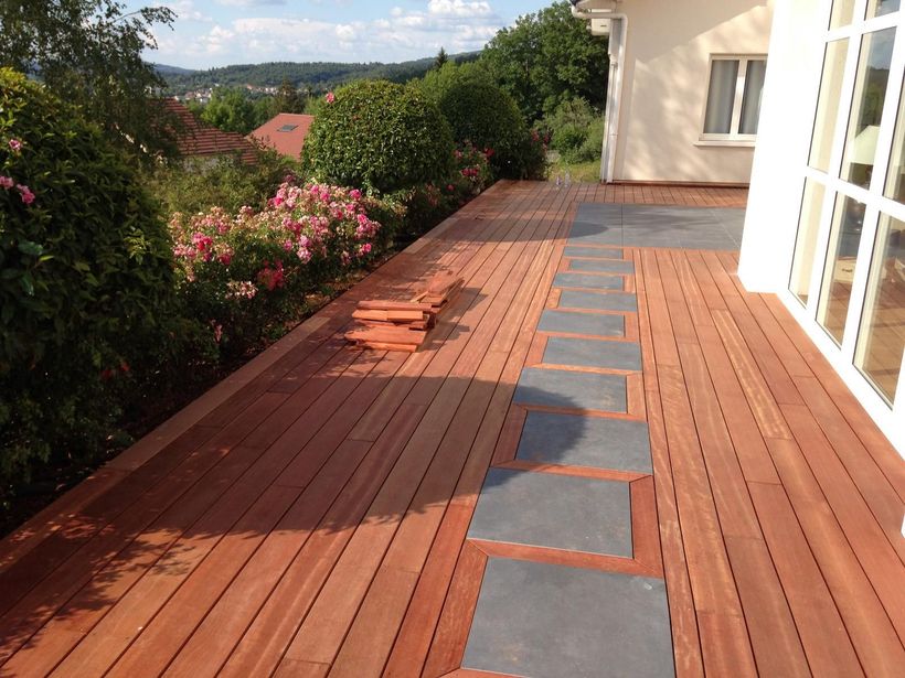 Terrasse en bois avec dalles