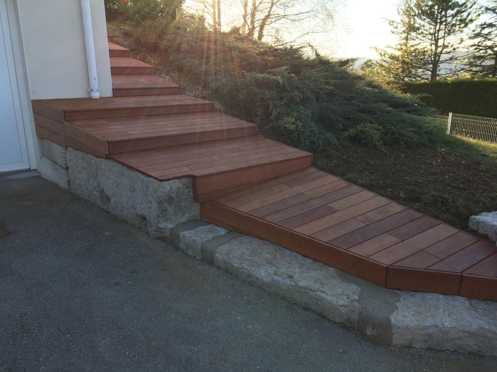 Escaliers en bois dans le jardin